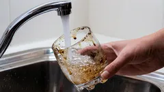 Špinavé a zaschlé sklenice se budou blýskat čistotou: zapamatujte si ingredience tohoto domácího mycího roztoku