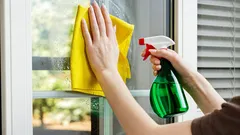 Kdy a jak umýt okna před Velikonocemi, abyste do svého domova přilákali harmonii, štěstí a hojnost