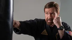Žádné činky ani posilovací stroje: co dělal Chuck Norris, aby se udržel v kondici i v 86 letech.