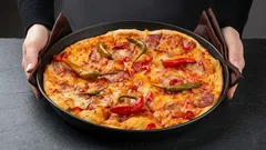 Pizza na pánvi za 15 minut: křupavý spodek a rozteklý sýr bez trouby