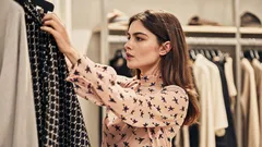 10 věcí, které skutečně elegantní ženy nikdy nenosí, ať jsou jakkoli trendy