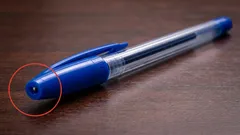 Víte, proč má mnoho víček od propisek nahoře malý otvor?