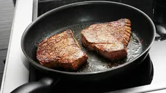 Pokud se vám při smažení jídlo přilepuje k pánvi, zkuste tento trik – pomůže problém vyřešit.