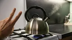 Je opravdu nebezpečné převařovat vodu dvakrát? Co na to říkají vědecké poznatky?