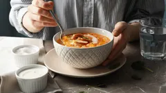 Přestaňte přidávat toto koření do polévky – kazí chuť, ale většina domácích kuchařů ho stejně používá