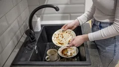 Lidé, kteří nechávají špinavé nádobí hromadit, obvykle vykazují následujících 7 vzorců chování