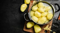 Nevařte brambory v obyčejné vodě: přidejte toto koření – budou neuvěřitelně chutné.