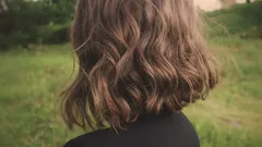 Jaká délka vlasů po padesátce vás dělá starší a jaká mladší? Praktický průvodce.