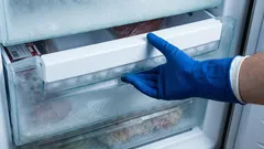 Jak bezpečně odstranit námrazu a nepříjemné pachy z mrazničky