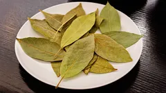 Jídlo bude nenávratně zkažené: do jakých polévek a příloh se nesmí přidávat bobkový list