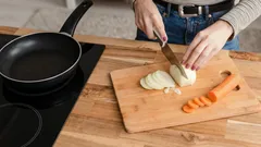 Co opékat jako první: cibuli nebo mrkev pro dokonalý zeleninový základ do polévky?