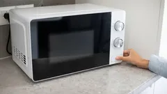 Jedna běžná chyba, kterou dělá téměř každý, může kdykoli zničit vaši mikrovlnku.
