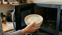 Trik s kostkami ledu, díky kterému bude včerejší rýže za dvě minuty znovu sypká