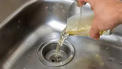 Už žádný zápach: stačí půl sklenice tohoto prostředku a vyčistíte jakýkoli ucpaný odpad v dřezu